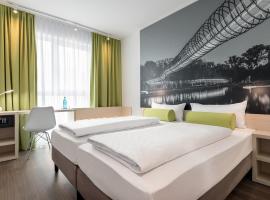 Super 8 by Wyndham Oberhausen am Centro, готель з парковкою у місті Обергаузен
