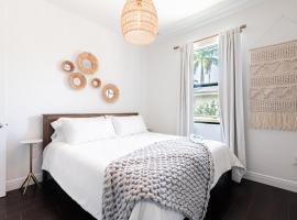 Beach Bungalow - Pool Bikes & Beach - Paddle Board Included, hótel í Naples