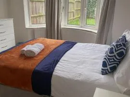 Modern 4BR Home Ideal for Groups Free Parking