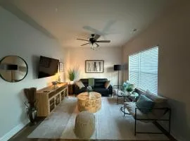 Stylish Pvt Baths Minutes to Dining & Shopping