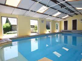 3 Bed in Llantilio Pertholey 90233, hotelli, jossa on uima-allas kohteessa Llanvetherine