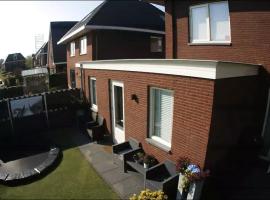 Private apartment with garden, close to Amsterdam, hotel u gradu Assendelft