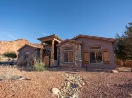 Kanab family House in luxury community Pool & Hot Tub