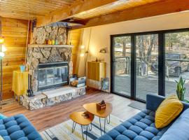 Mid-Century Cabin with Hot Tub Mins to Bear Mountain，舒格洛夫的飯店