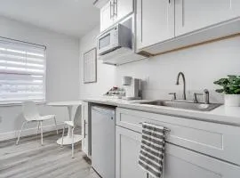 Walk to Main Ave and Soap Lake! Pet-Friendly Studio