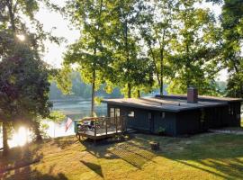 Ozran Cottage - a mid-century Lakefront getaway, Hotel in Terre Haute