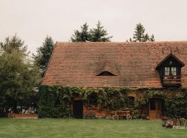 Apartament w Zabytkowej Stajni nad Jeziorem z Dostępem do Parku i Sąsiedztwem XIX wiecznego Dworku Modrzewiowego、Szteklinのホテル