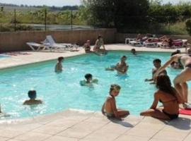 ZEcamping 3 dog friendly avec piscine au bord du lac de la Thésauque, Hotel in Nailloux