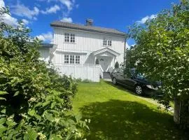 Familievennlig fritidsbolig i hjertet av Flå, perfekt for besøk i Bjørneparken