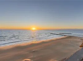 Oceanfront Beach Condo, Pool, Gym, Fishing Surfing