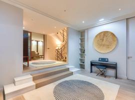 Prestigious 5BR Avenue Foch Home - Arc de Triomphe, hotel a París