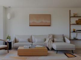 Cozy 2 bedroom ice fishing&skiing, hotel i Georgina