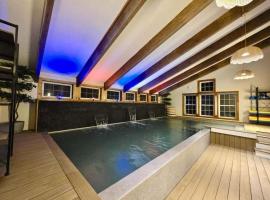 Myrtle Villa 7BR Near Mount Snow with Indoor Heated Endless Style Pool Outdoor Hot Tub, hótel í Dover