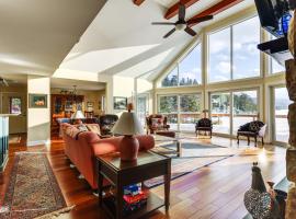 Year-Round Fun in Putnam Station Lakefront Home!, Hotel in Glenburnie