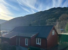 Olastova, et koselig lite hus i nær Stryn sentrum, khách sạn ở Stryn