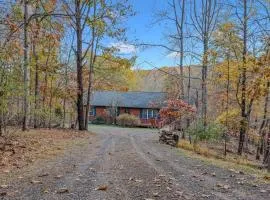 Creekview Cabin - Hot Tub, EV Station, Pet Friendly, Screen Porch, Wifi, Grill, Fire Pit, Deck, Family Friendly, Game Room, King Bed