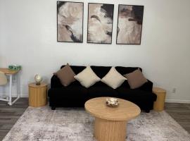 Modern Spacious Condo Ideal for Relaxation Stays, Hotel in Houston