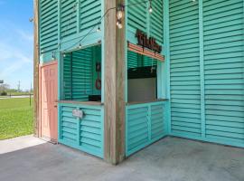 Steps to the Beach | Tiki Bar Fun | Epic Bay Views | Sleeps 8, Hotel in Crystal Beach
