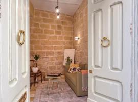 New 1 bedroom townhouse steps away from waterfront, hotel em Senglea