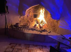 cozy house with indoor fireplace, hotel i Marathounda
