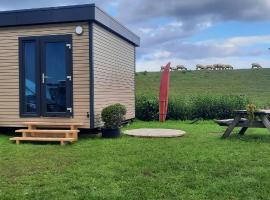 Surf Shack 3 - Zimmer am Strand, Parkplatz, WLAN, Kiten, Surfen, Chillen im Gemeinschaftsgarten, Naturstrand, Restaurants und Geschäfte in 5 Minuten erreichbar, lockere Atmosphäre, hotel a Dahme