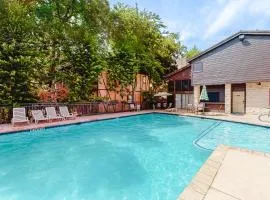 Condo with pool, hot tub, grills, washer/dryer, central AC - snowbirds welcome