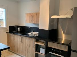 Appartement au coeur du village au rez de chaussée, Hotel in Castéra-Verduzan