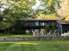 The Great Escape Blocks From Your Private Beach, hotel i New Buffalo