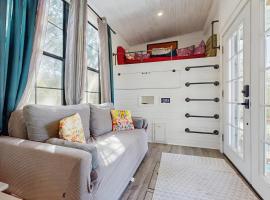 Vibrant Tiny Home with High-Speed WiFi, Full Kitchen, and Expansive Outdoor Area，峽谷湖的飯店