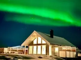 Hytte ved havet på Brensholmen, nær Sommarøy, Tromsø