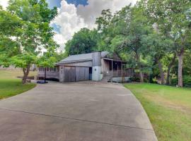 Charming dog-friendly home with expansive deck - near boat ramp & attractions, Hotel in New Braunfels