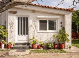 Beautiful cottage house at Mesokampos, hotel u gradu 'Samos'