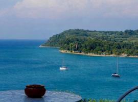 Villa Yadranka with Sea view – hotel w mieście Strunjan