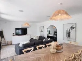 Wave & Willow Retreat- Sleeps 16 & 5 mins to beach