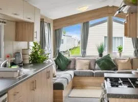 Premium Coastal Retreat Sleeps 7 - Walk to the Beach - Super Fast Starlink Wi-Fi