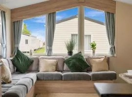 Premium Coastal Retreat Sleeps 7 - Walk to the Beach - Super Fast Starlink Wi-Fi