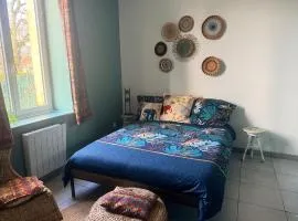 Chambre bohème avec salle de bain privée et vue jardin Campagne bordelaise