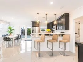 Pool House 3B-2B King Bed - BBQ - EV