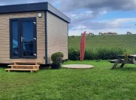 Surf Shack 2 - Zimmer mit Gemeinschaftsbad, Blick auf den Deich, Gemeinschaftsgarten und WLAN, 200m zum Strand, Parkplatz, Promenade in 10 Minuten erreichbar