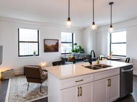 Luxury Downtown Apt with Parking, Gym, and Lap Pool، فندق في ميلووكي