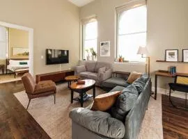 Downtown Sleek 2BR Loft - Historic Building - Sleeps 6-7