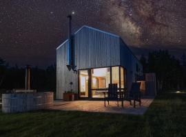 Juniper - Accessible Luxury Oceanview Cottage with Hot Tub & Private Beach Access near Cabot Trail, hotel u gradu 'Chimney Corner'