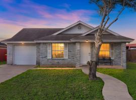 Hot Tub! Dog-Friendly Gem 6 Mi to Dtwn Brownsville, Hotel in Olmito