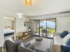 Beachside Apartment Overlooking Caseys Beach
