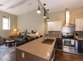 Downtown Modern 2BR Loft Apartment - Sleeps 8-9