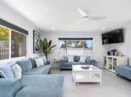 Pet Friendly Beach House with pool - Sleeps 10, Hotel in Urangan
