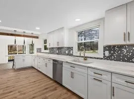 DT Waynesville - Hot Tub & Entertainment Oasis