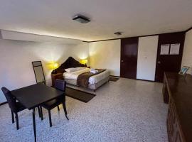 Casita Villa Encantada con suites para huéspedes – hotel w mieście El Gallinero