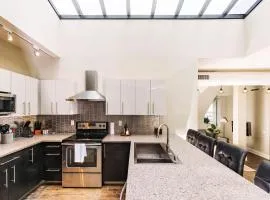 Downtown Luxury 2BR Penthouse Loft - Sleeps 8-9