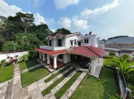 Casa Azul cerca del IRTRA Retalhuleu